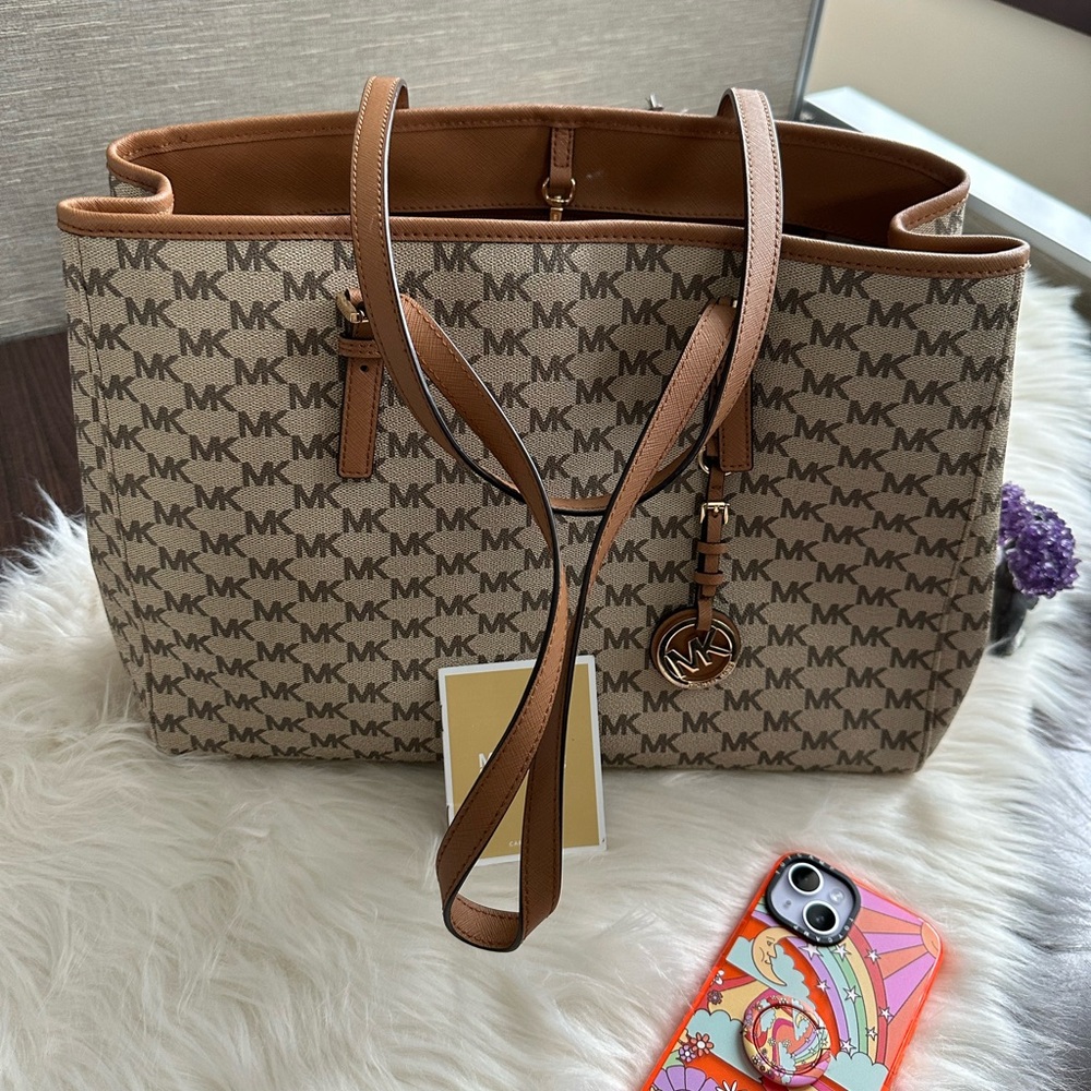 Michael Kors tote, a timeless style for every season! Gently used.